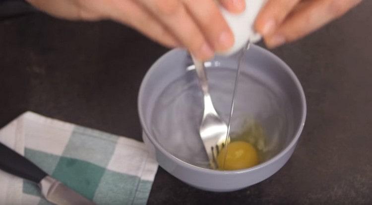 Dans un bol avec de l'eau salée, battez l'oeuf et mélangez.