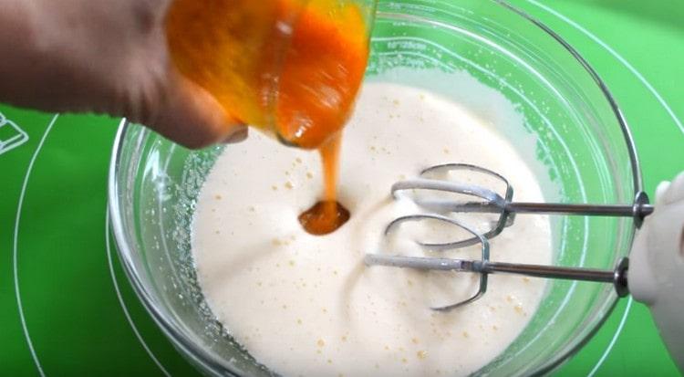 Ipinakilala namin ang isang baso ng kefir sa masa ng itlog, pati na rin jam.