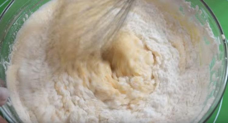 We introduce flour to the liquid components and mix.