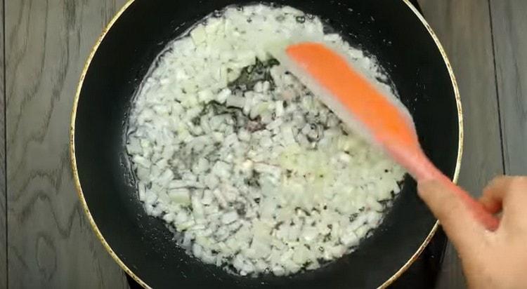 Freír la cebolla picada hasta que esté dorada.