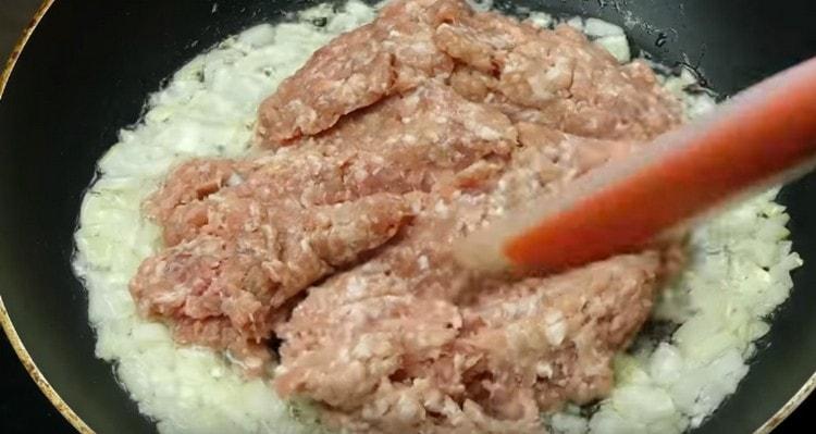 Add the minced meat to the onion.