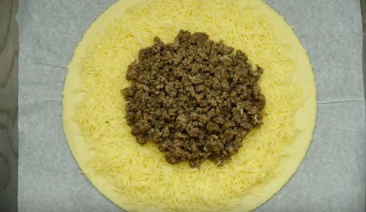Spread the slightly cooled minced meat in the center of the cheese filling.