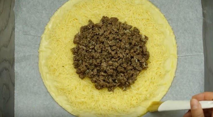Les bords de la pâte sont graissés avec du jaune fouetté.