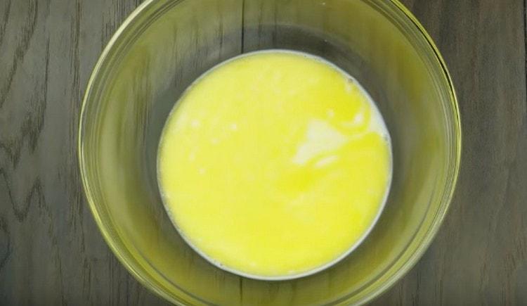 Pour préparer la pâte, combinez le beurre fondu avec du lait.