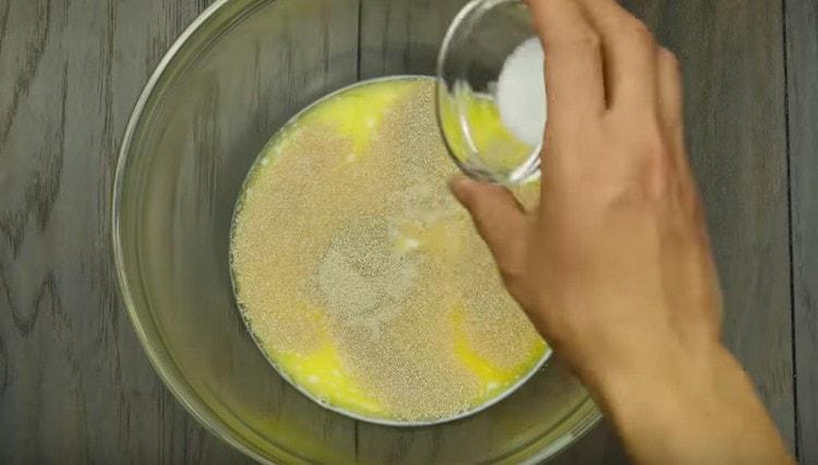 Ajouter le sel, le sucre et la levure sèche.