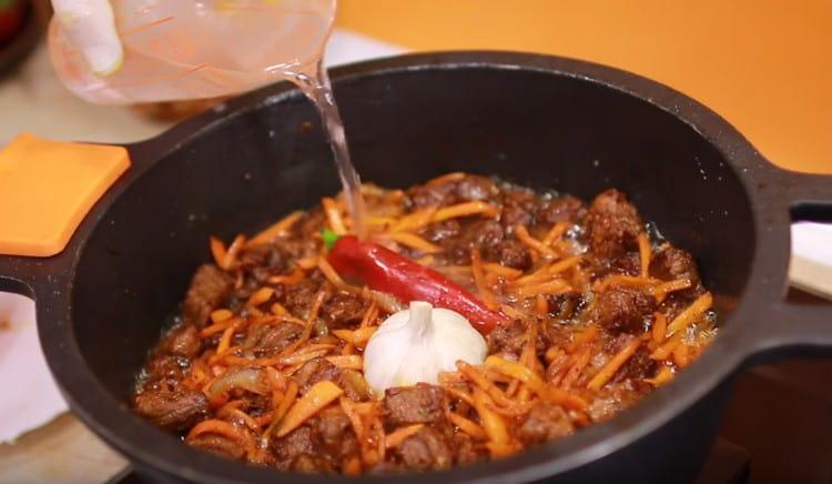 Pour vegetables with meat into water, stew.