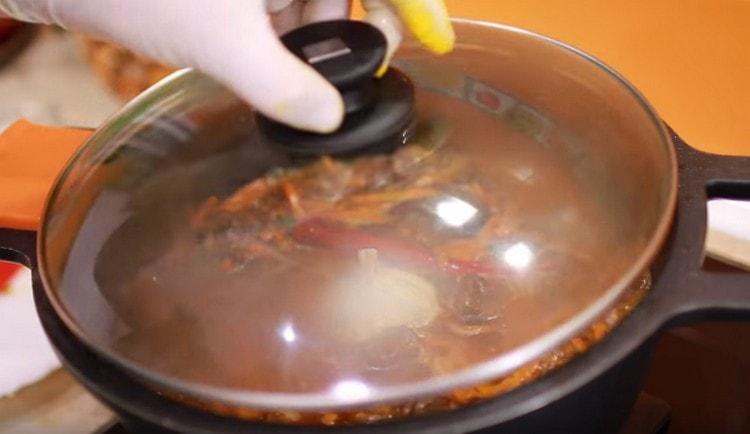 Cuire les légumes avec la viande sous le couvercle pendant 40 minutes.