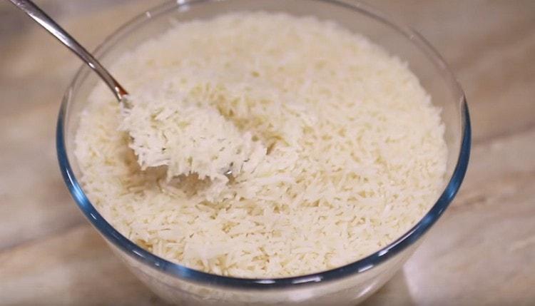 El arroz está bien hinchado durante este tiempo.