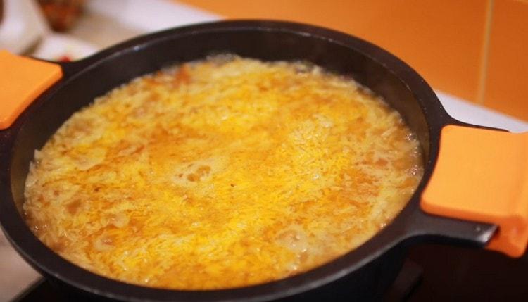 Cooking pilaf, covering it with a lid.