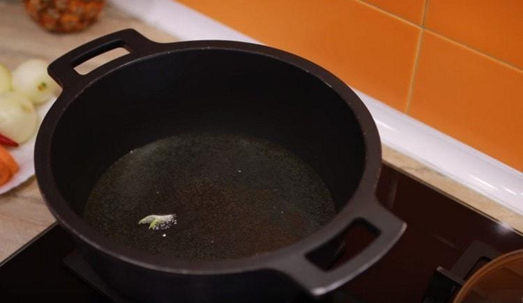 We heat a cauldron with vegetable oil.