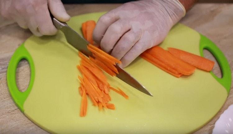 Cut the carrots into strips.