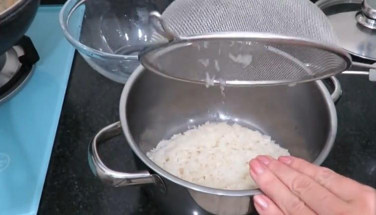 Nous lavons bien le riz et le versons dans la casserole.