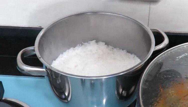 Faire bouillir le riz séparément dans une casserole.