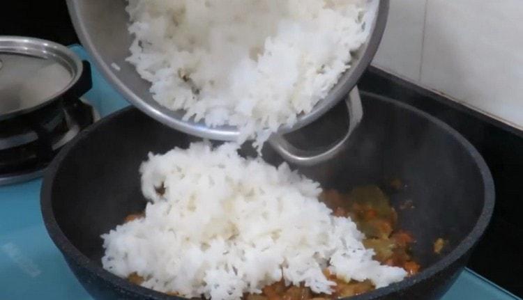 When moisture evaporates from the meat, add rice to it and mix.