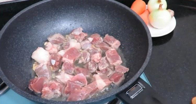 Put the meat in the pan.