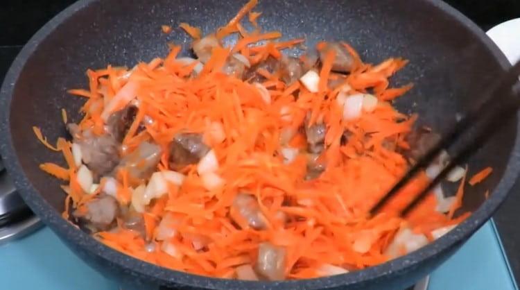 Ajouter des légumes hachés à la viande.