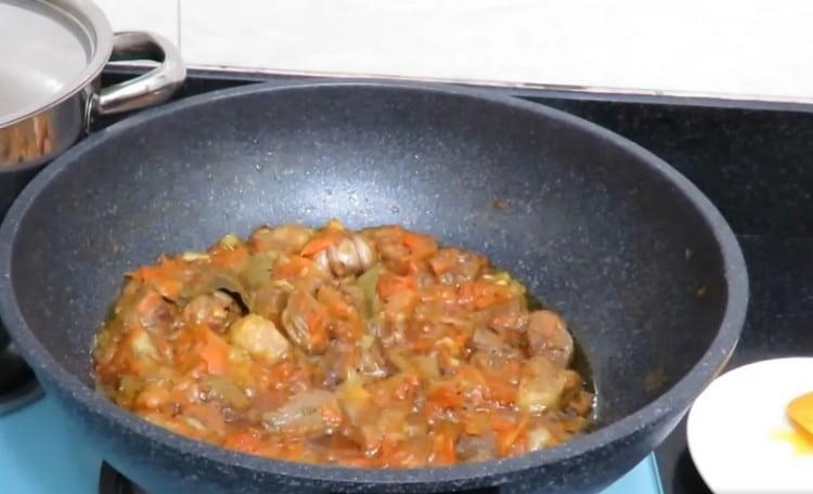 Tout d’abord, nous éteignons la viande sous le couvercle, puis nous l’enlevons pour que toute l’humidité s’évapore.