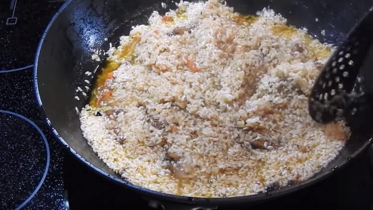 Add the zira, mix the rice slightly.
