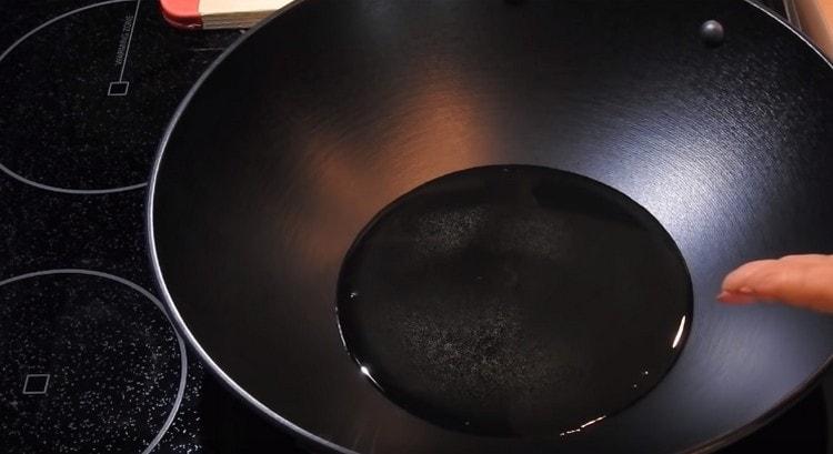 Heat a cauldron or pan with vegetable oil.