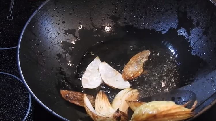 Fry a few slices of onion, and then remove it.