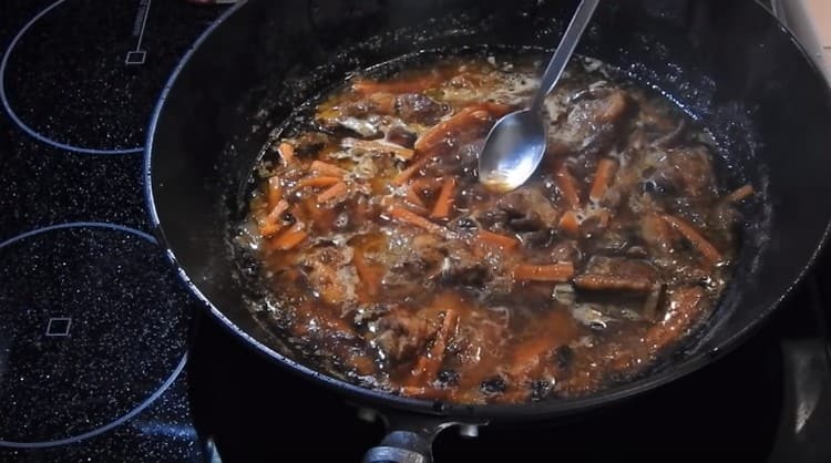 Donnez la viande et les légumes à ébullition, essayez les épices.