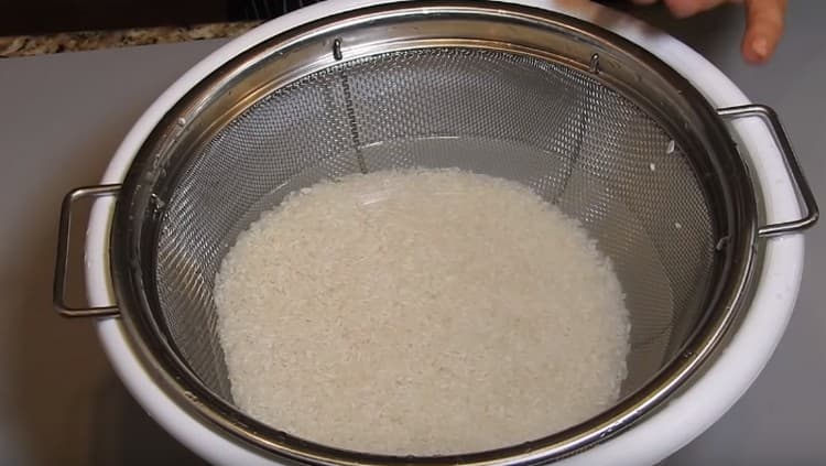 Rinse the rice thoroughly.