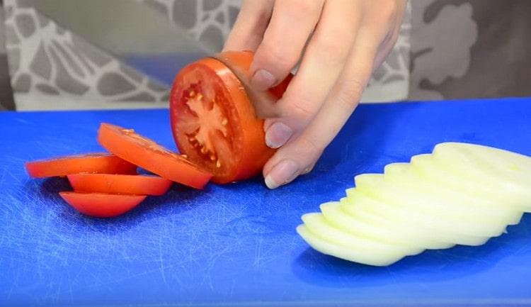 Cut fresh tomato into circles.