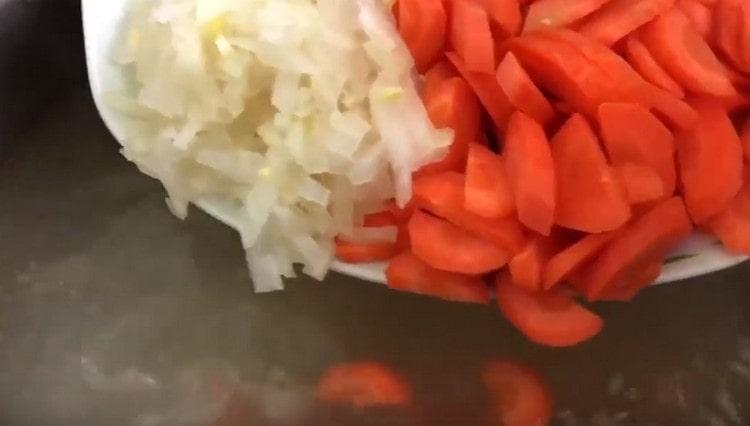 Nous filtrons le bouillon fini et y mettons des carottes, des oignons, des pommes de terre.
