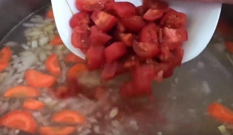 Ajoutez des tomates et de la semoule à la soupe pour l’épaissir légèrement.