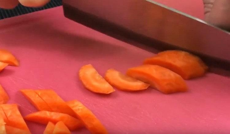 Nous coupons des carottes avec des cubes.