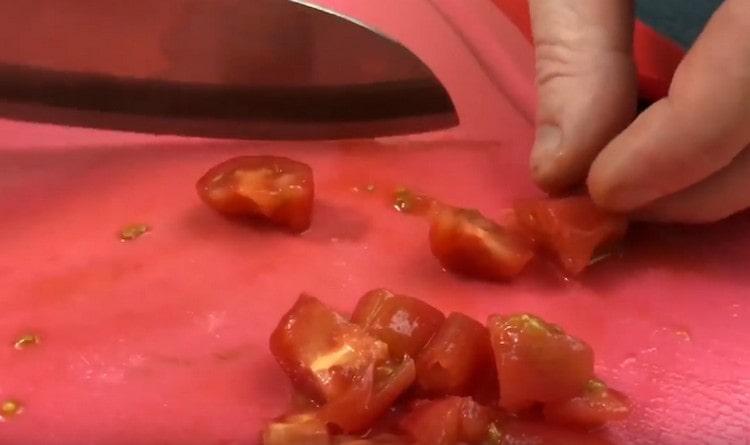 Cut peeled tomatoes into pieces.