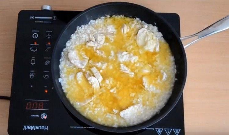 Ensuite, étalez le poulet et ajoutez le bouillon restant.