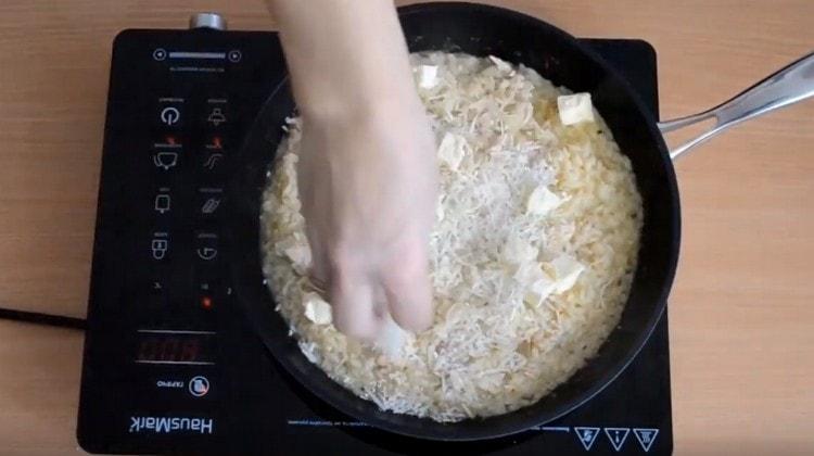 Dans le risotto presque prêt, ajoutez le fromage à la crème et le parmesan.
