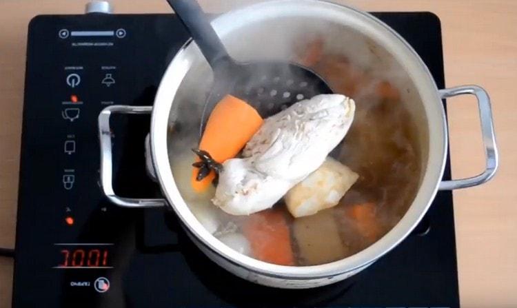 Lorsque le filet est cuit, retirez-le, filtrez le bouillon et amenez-le à nouveau à ébullition.