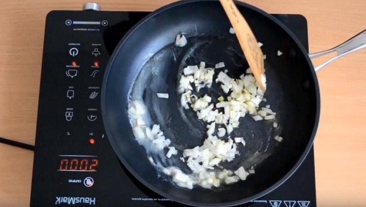 In a frying pan with butter, fry the chopped onions.