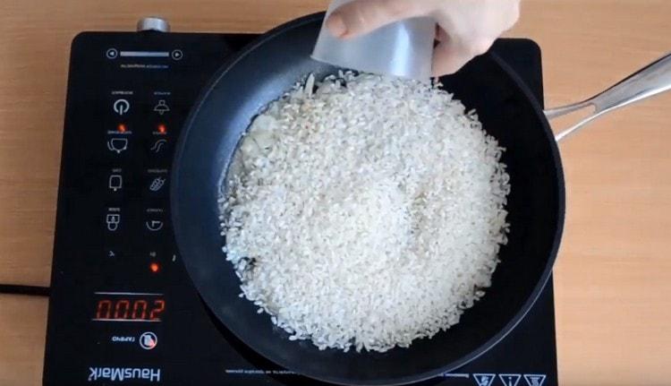 Add a glass of rice to the onion.