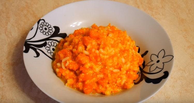 La bouillie de riz à la citrouille dans le lait est prête.