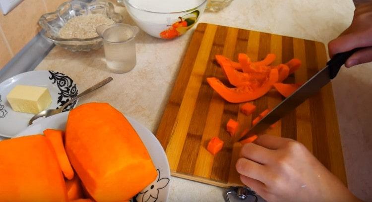 Cortar la calabaza en trozos pequeños.