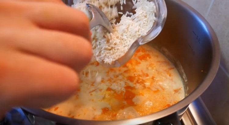Pon el arroz lavado en una sartén.