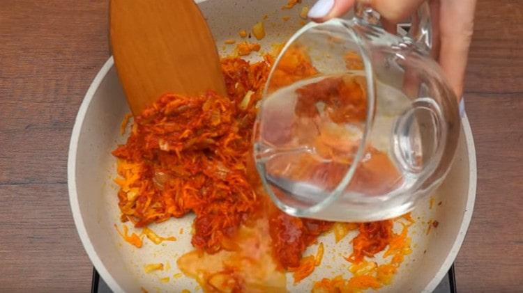 Ajoutez de la pâte de tomate et de l’eau au rôti.