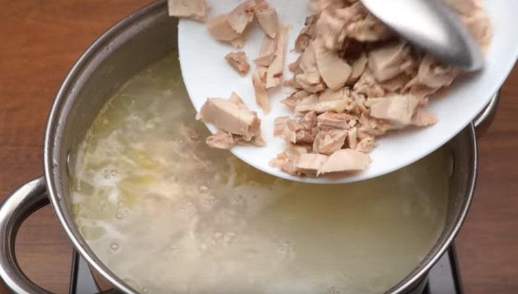 Ponga la carne en rodajas en la sopa.