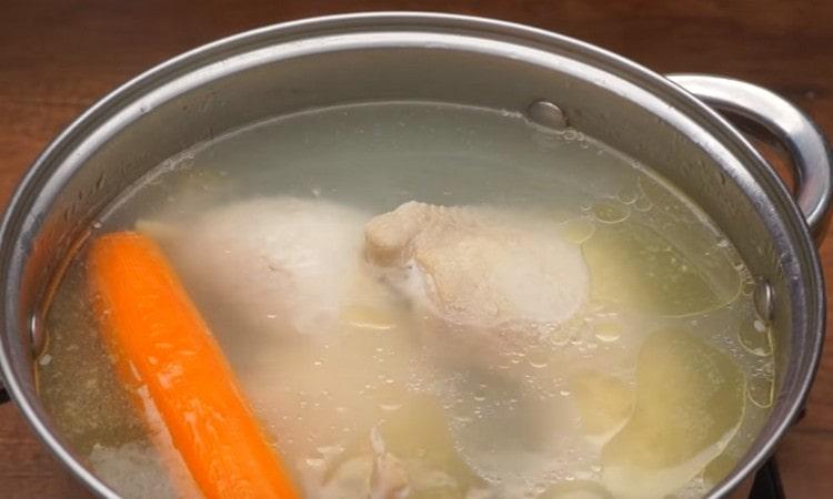 Bring the broth to a boil, remove the foam and cook over low heat.