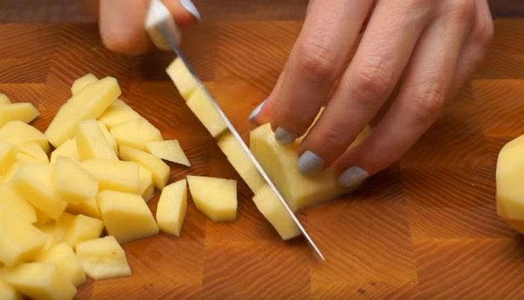 Épluchez et coupez les pommes de terre en morceaux.
