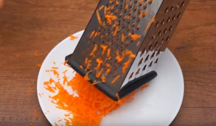 Rub the carrots on a grater.