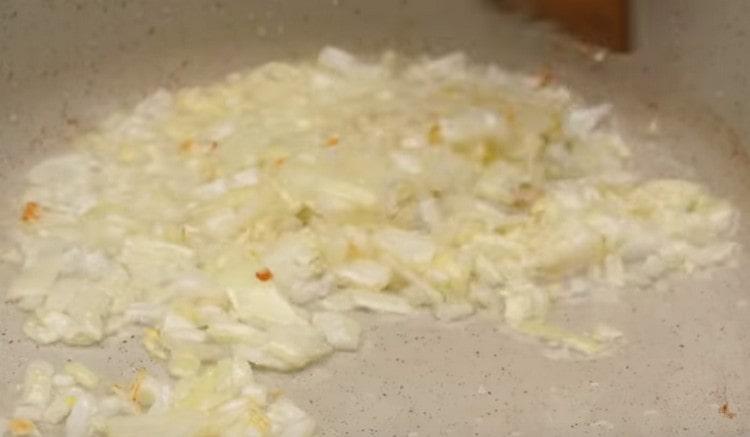 In a preheated pan, fry the varnish until golden.