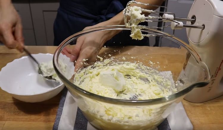 Nous introduisons du fromage cottage à pâte molle dans la masse d’huile que nous mélangeons au mélangeur.