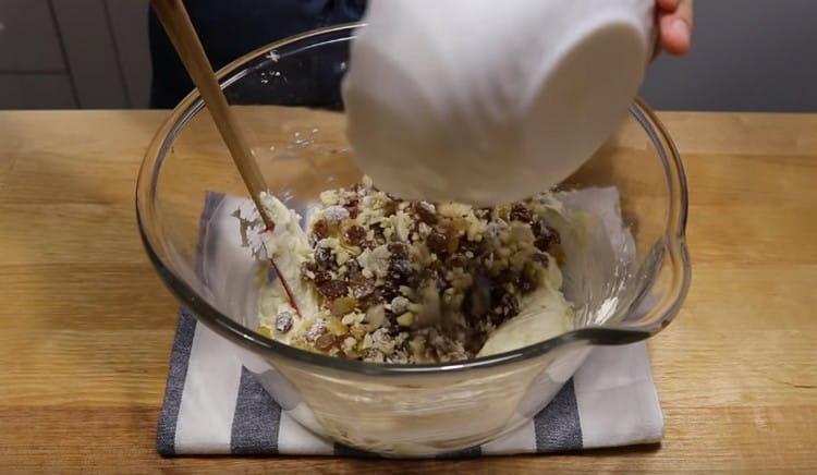 After mixing the nut filling with flour, we introduce it into the dough.