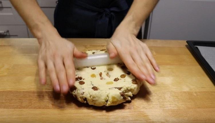 Roll out the dough into a fairly thick layer with a rolling pin.