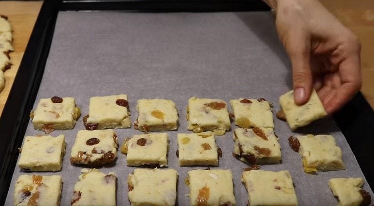 Extendemos las galletas en una bandeja para hornear, que debe cubrirse con pergamino.