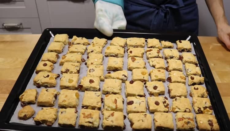 Après la cuisson, nous préparons des biscuits pendant plusieurs minutes.